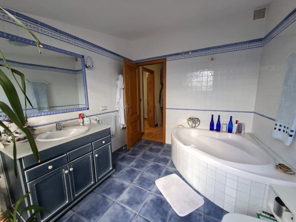 5 bedroom Flat for sale in Ponferrada - € 330,000 (Ref: 10075490)