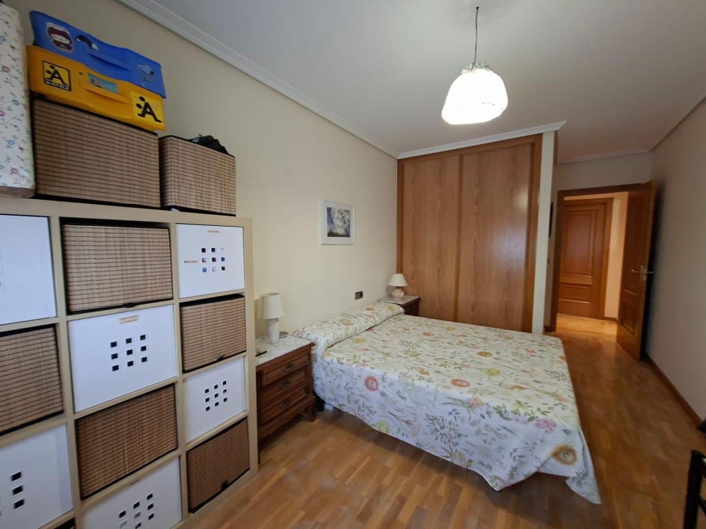 5 bedroom Flat for sale in Ponferrada - € 330,000 (Ref: 10075490)