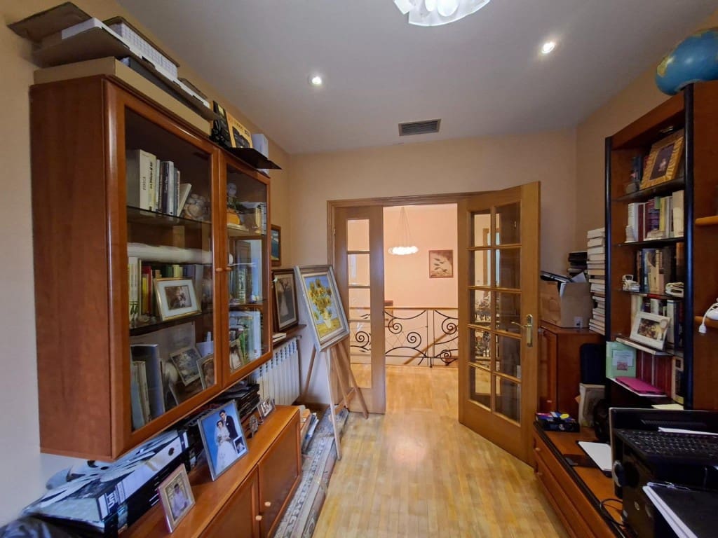 5 bedroom Flat for sale in Ponferrada - € 330,000 (Ref: 10075490)