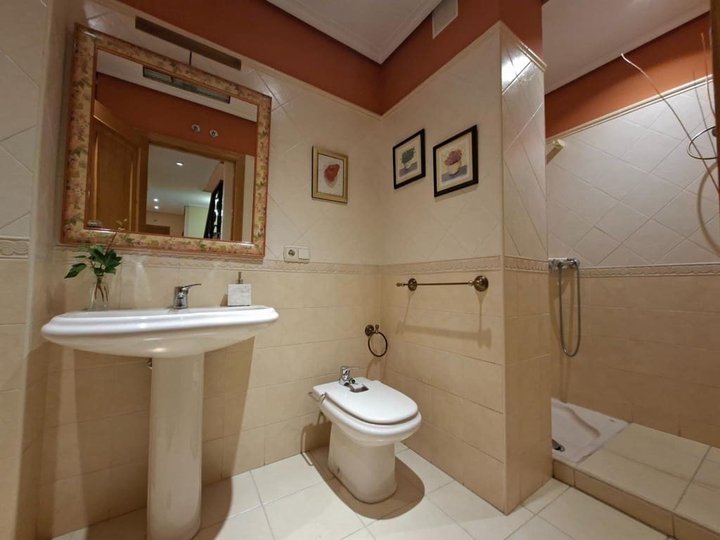 5 bedroom Flat for sale in Ponferrada - € 330,000 (Ref: 10075490)