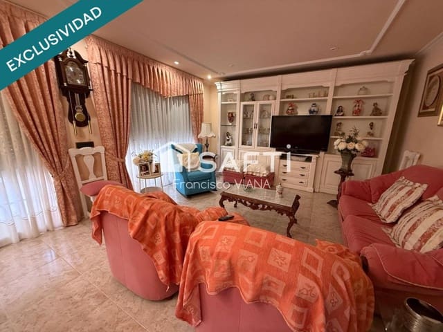 4 Zimmer Villa zu verkaufen in Pineda de Mar mit Pool Garage - 735.000 € (Ref: 10089410)