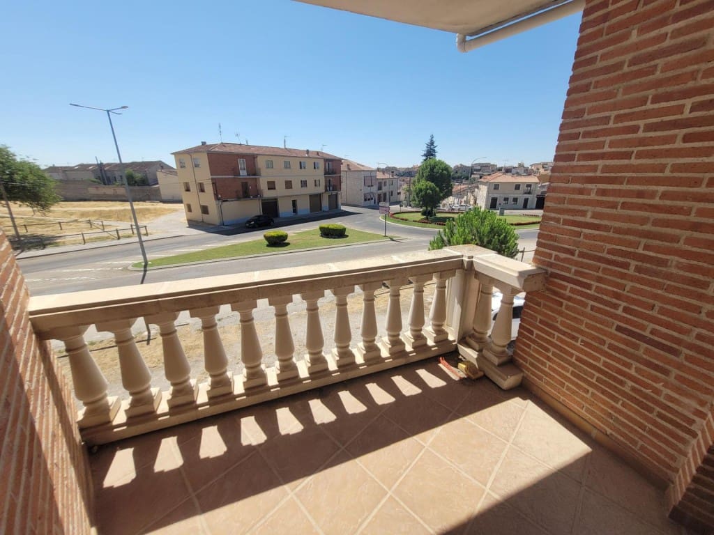 4 sovrum Villa till salu i Cuellar - 285 000 € (Ref: 10094392)