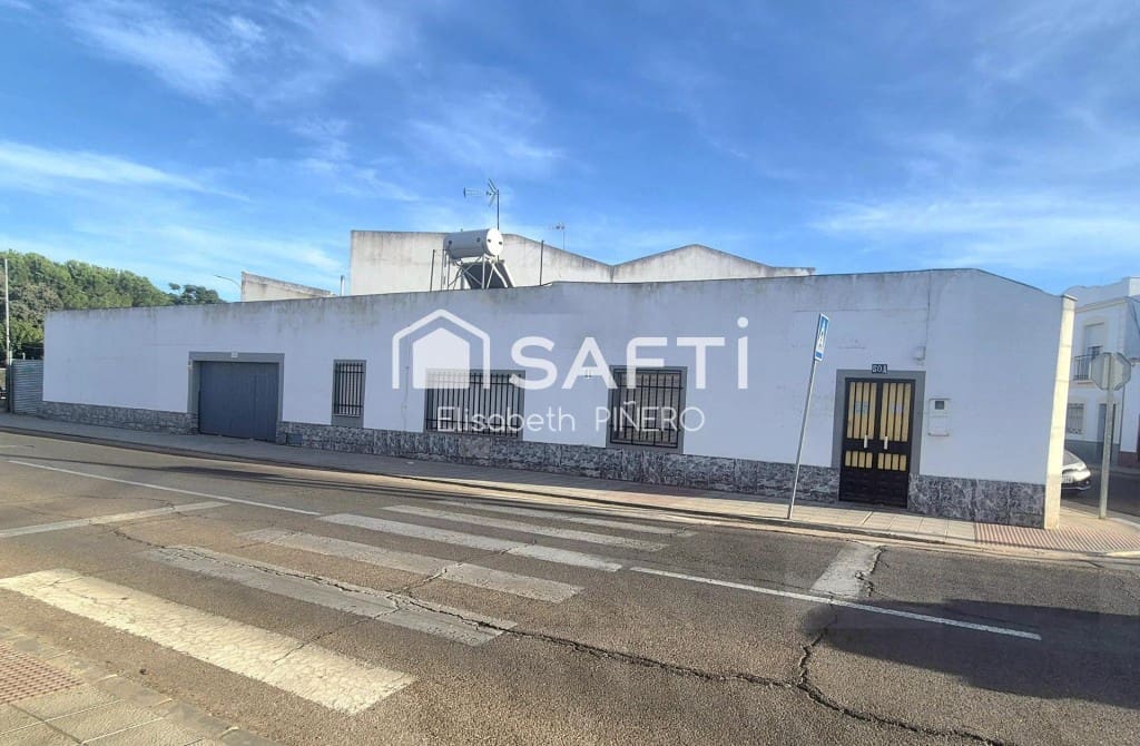 3 bedroom Villa for sale in Montijo with garage - € 84,000 (Ref: 10102223)