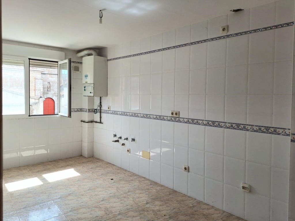 4 bedroom Flat for sale in Penaranda de Bracamonte - € 137,000 (Ref: 10109393)