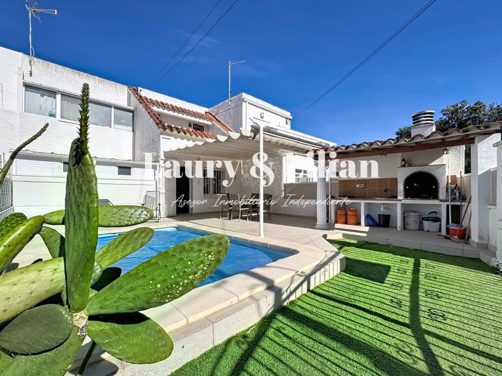 3 soveværelse Rækkehus til salg i Empuriabrava med swimmingpool - € 289.000 (Ref: 10115609)