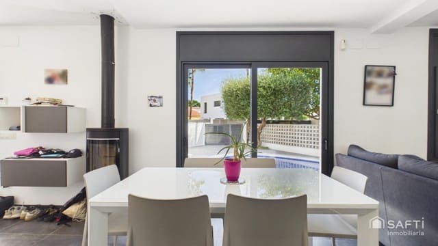 4 makuuhuone Huvila myytävänä paikassa Empuriabrava, Castelló d'Empúries mukana uima-altaan 
autotalli - 599 000 € (Ref: 10115610)