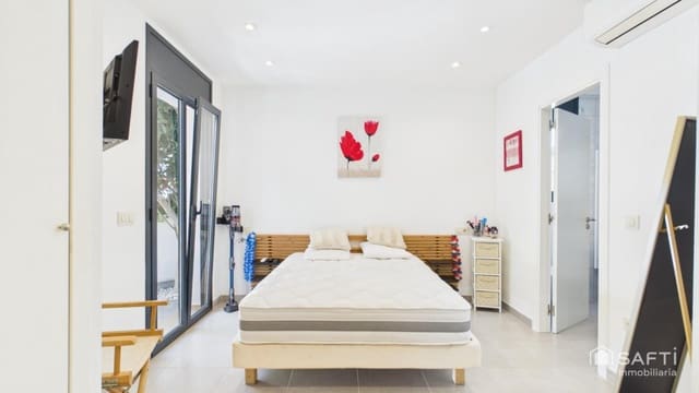 4 makuuhuone Huvila myytävänä paikassa Empuriabrava, Castelló d'Empúries mukana uima-altaan 
autotalli - 599 000 € (Ref: 10115610)
