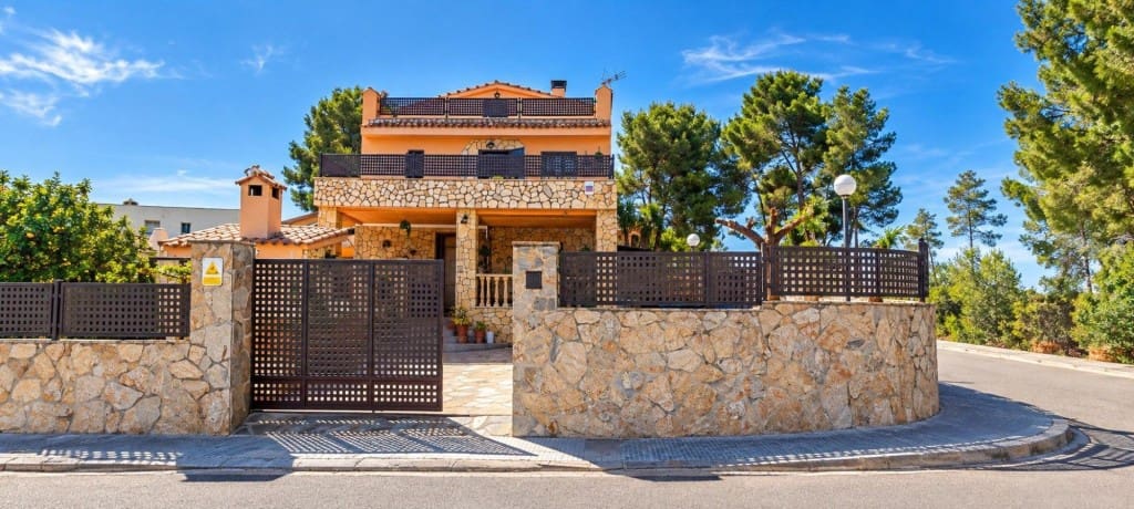 5 bedroom Villa for sale in El Catllar with pool garage - € 399,500 (Ref: 10153365)
