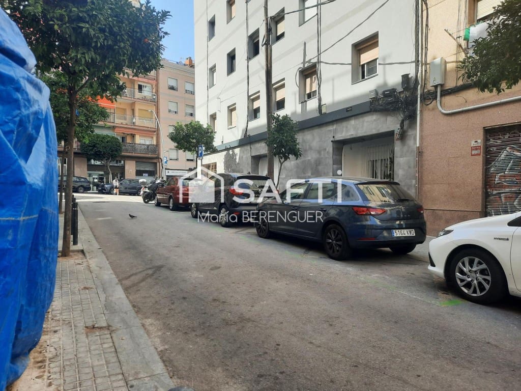 Komercyjne na sprzedaż w L'Hospitalet de Llobregat - 215 000 € (Ref: 10157615)