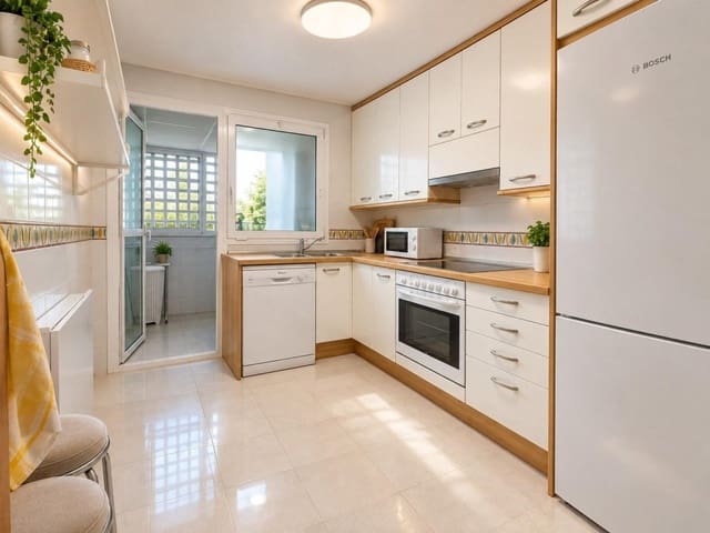 Apartamento de 3 habitaciones en Costalita, Estepona en venta con piscina garaje - 740.000 € (Ref: 10159296)