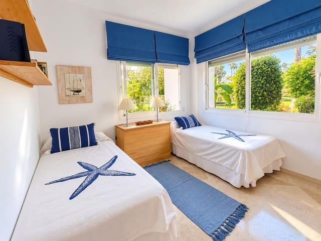 Apartamento de 3 habitaciones en Costalita, Estepona en venta con piscina garaje - 740.000 € (Ref: 10159296)