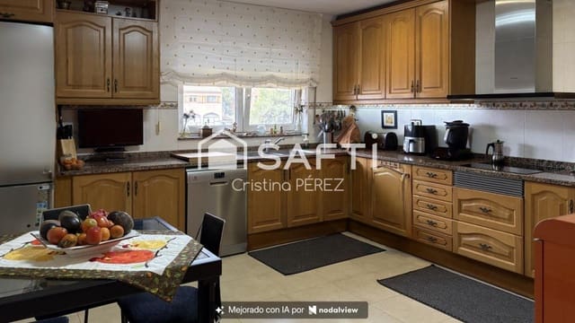6 bedroom Villa for sale in Blanes with pool garage - € 570,000 (Ref: 10177026)