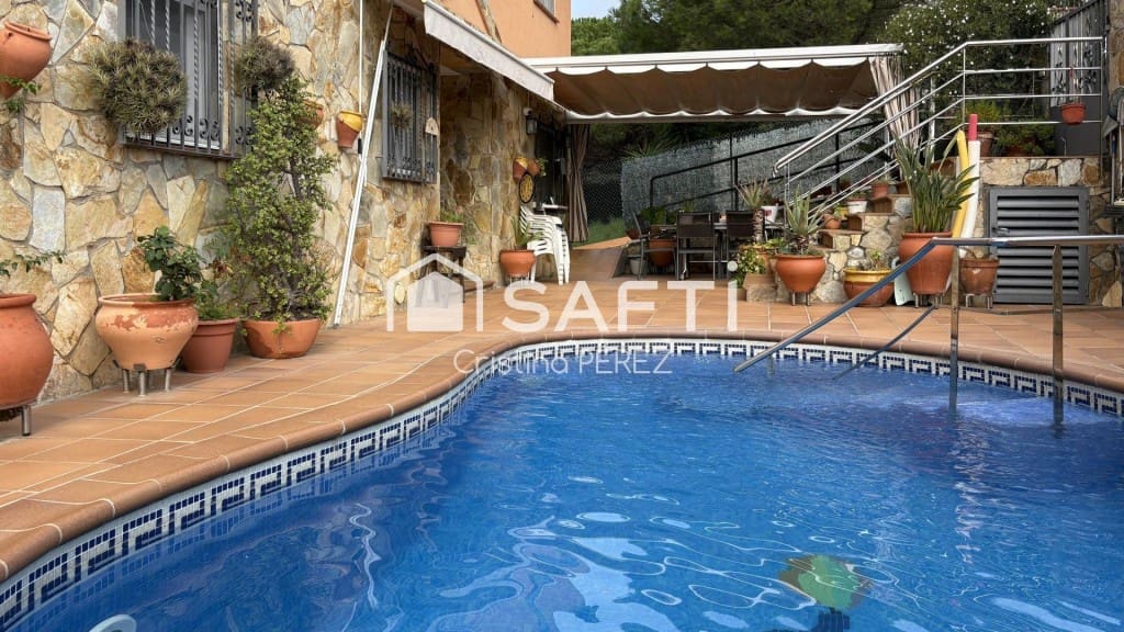 6 bedroom Villa for sale in Blanes with pool garage - € 570,000 (Ref: 10177026)