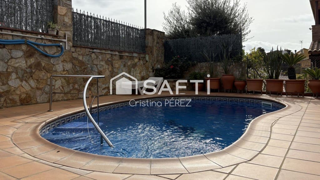 6 bedroom Villa for sale in Blanes with pool garage - € 570,000 (Ref: 10177026)