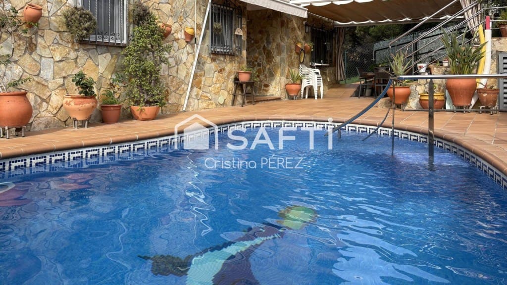 6 bedroom Villa for sale in Blanes with pool garage - € 570,000 (Ref: 10177026)