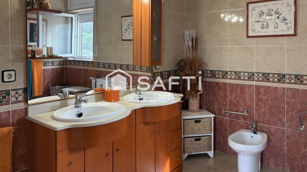 6 bedroom Villa for sale in Blanes with pool garage - € 570,000 (Ref: 10177026)
