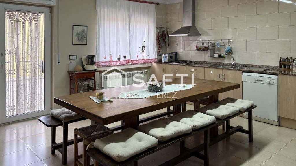 6 bedroom Villa for sale in Blanes with pool garage - € 570,000 (Ref: 10177026)