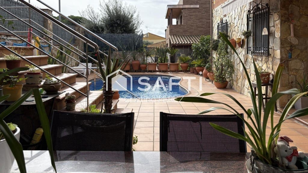 6 bedroom Villa for sale in Blanes with pool garage - € 570,000 (Ref: 10177026)