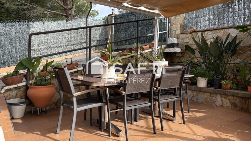 6 bedroom Villa for sale in Blanes with pool garage - € 570,000 (Ref: 10177026)