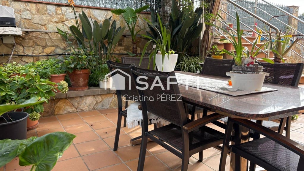 6 bedroom Villa for sale in Blanes with pool garage - € 570,000 (Ref: 10177026)