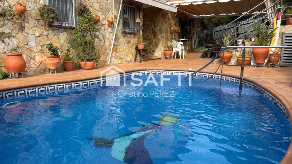 6 bedroom Villa for sale in Blanes with pool garage - € 570,000 (Ref: 10177026)