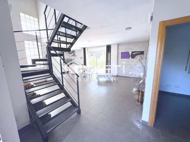 4 sovrum Villa till salu i Urbanitzacions del Nord, Lloret de Mar med garage - 275 000 € (Ref: 10177029)