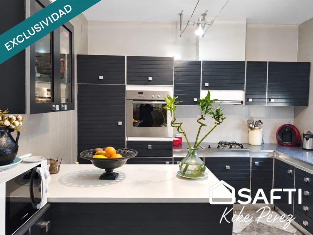 4 bedroom Villa for sale in Sant Vicenc de Castellet with garage - € 545,000 (Ref: 10177034)