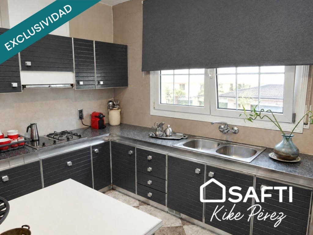 4 bedroom Villa for sale in Sant Vicenc de Castellet with garage - € 545,000 (Ref: 10177034)