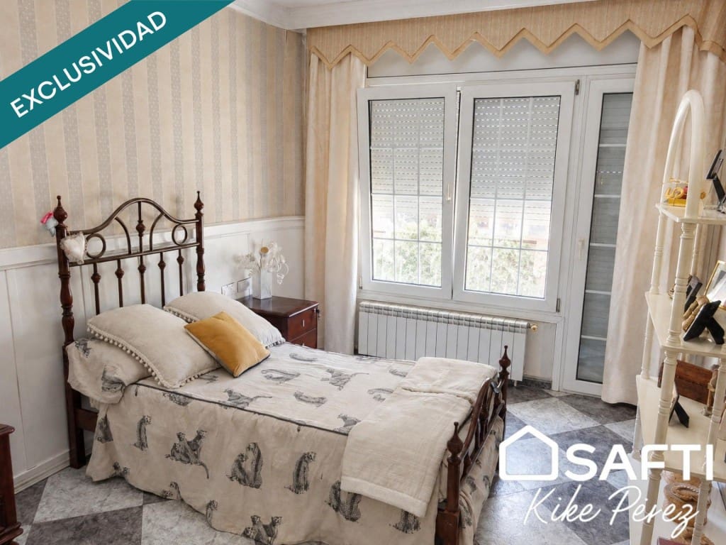4 bedroom Villa for sale in Sant Vicenc de Castellet with garage - € 545,000 (Ref: 10177034)