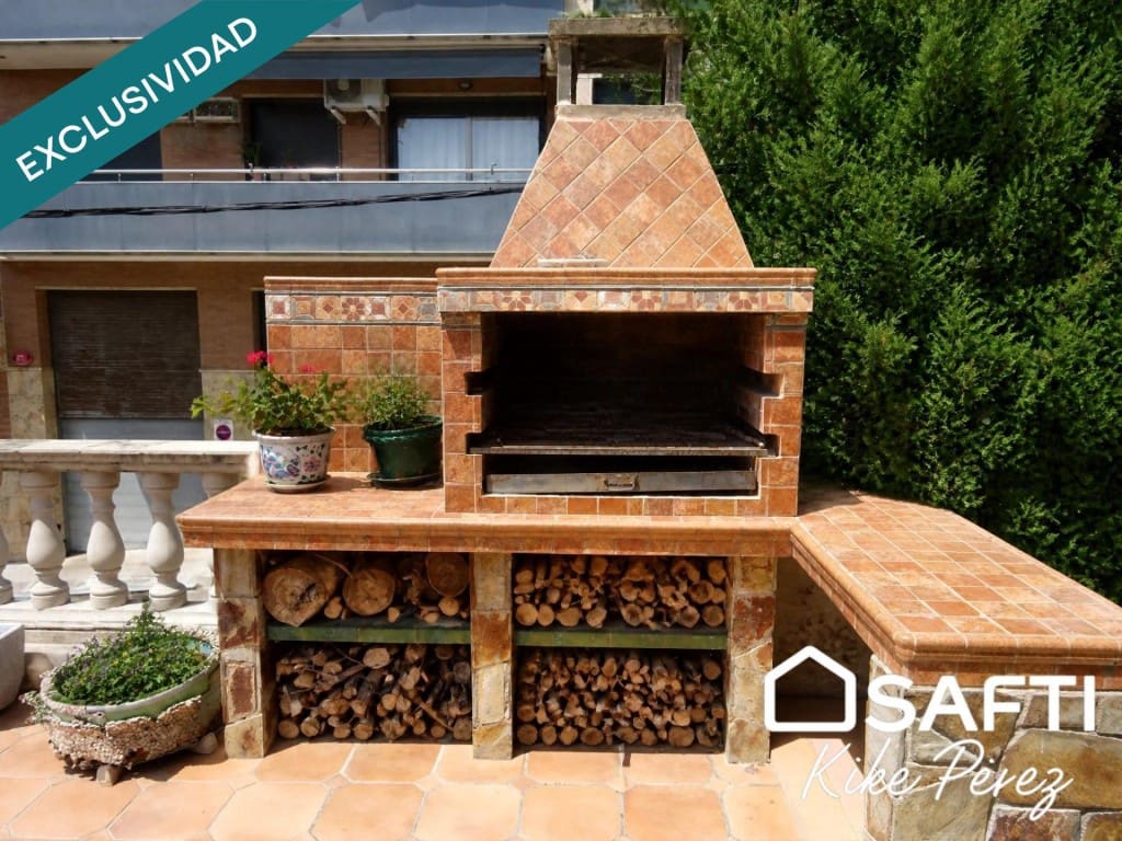 4 bedroom Villa for sale in Sant Vicenc de Castellet with garage - € 545,000 (Ref: 10177034)