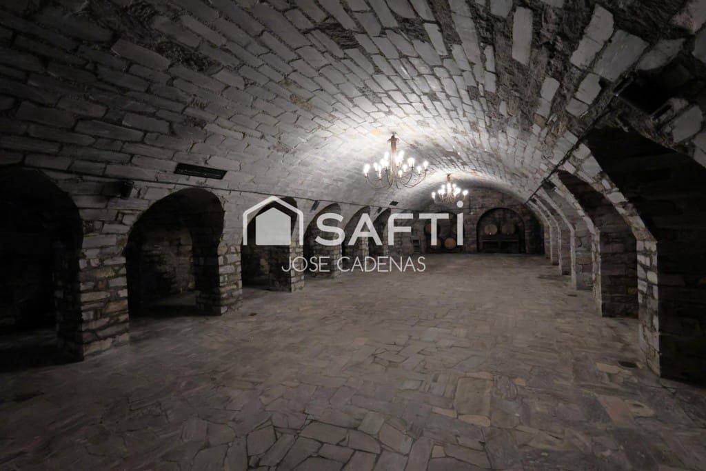 7 quarto Moradia para venda em Ponferrada com piscina garagem - 1 156 000 € (Ref: 10182917)
