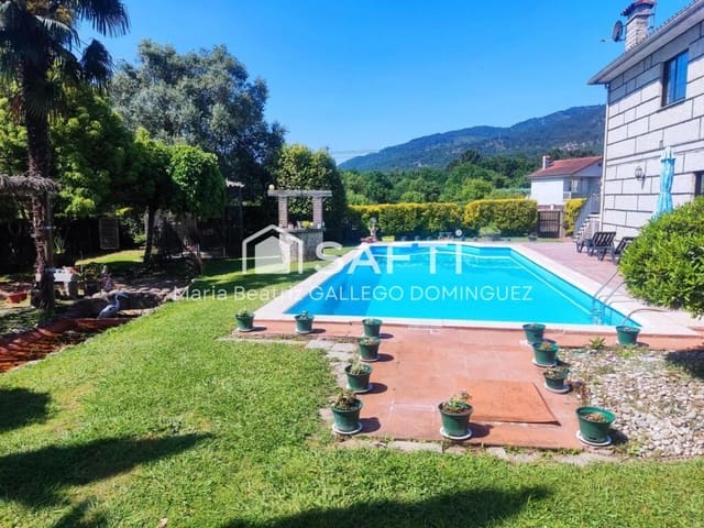 4 soveværelse Villa til salg i Tui med swimmingpool garage - € 385.000 (Ref: 9173515)