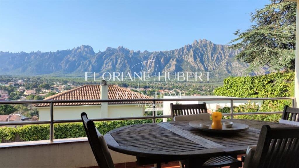 5 sypialnia Willa na sprzedaż w Collbato z basenem garażem - 650 000 € (Ref: 9173739)