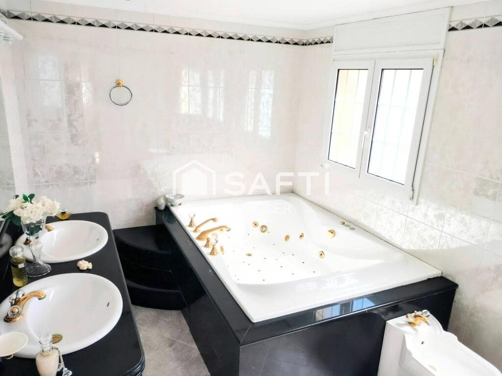 3 soverom Villa til salgs i Pineda de Mar med garasje - € 499 000 (Ref: 9173798)