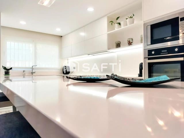 5 bedroom Villa for sale in Pineda de Mar with garage - € 419,000 (Ref: 9173834)