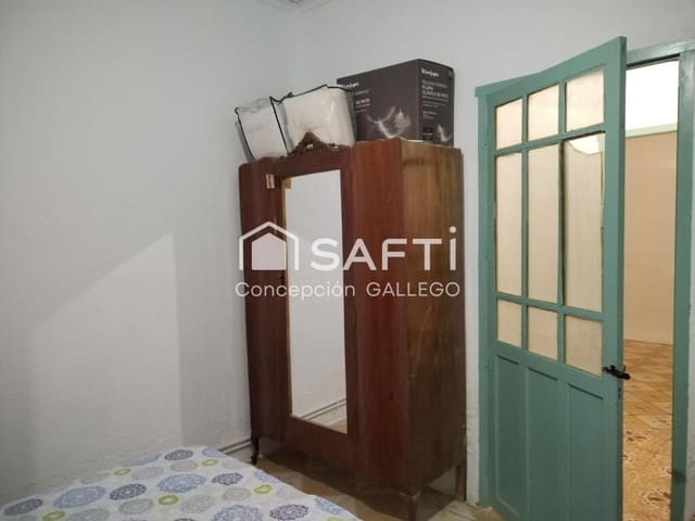 4 bedroom Villa for sale in Alcázar de San Juan with garage - € 140,000 (Ref: 9173954)