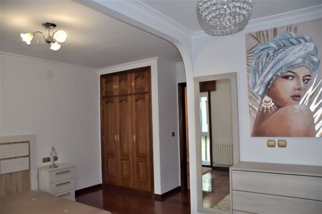 4 slaapkamer Appartement te huur in Santiago de Compostela met garage - € 1.100 (Ref: 9173986)