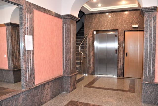 4 slaapkamer Appartement te huur in Santiago de Compostela met garage - € 1.100 (Ref: 9173986)