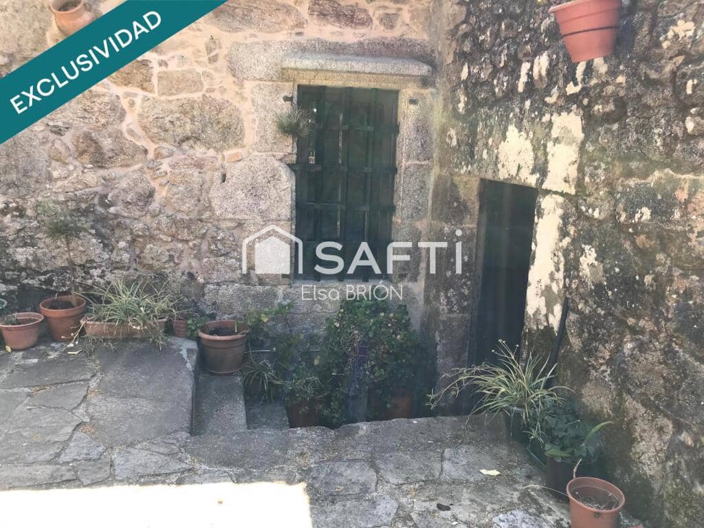 5 bedroom Finca/Country House for sale in Rois with pool - € 370,000 (Ref: 9174024)