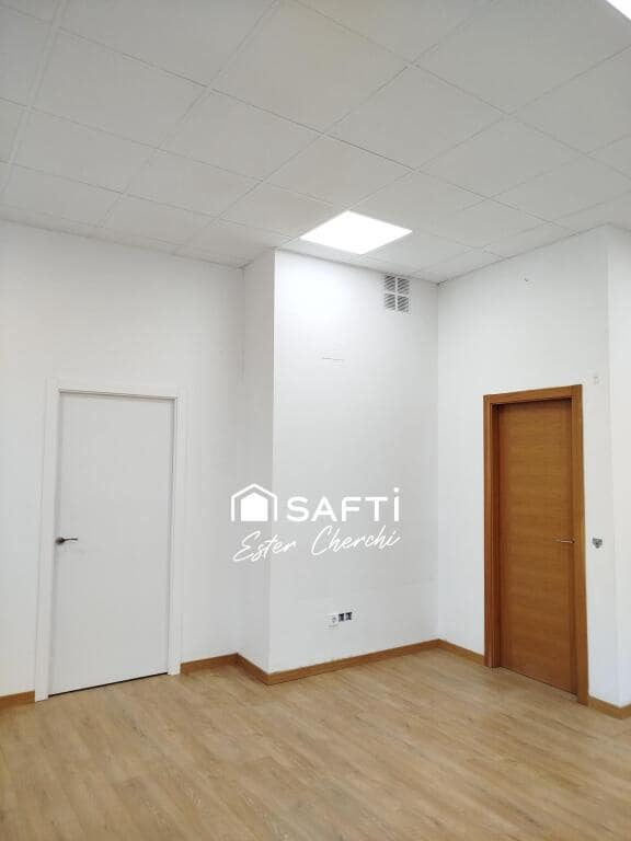 Commercial for rent in Ames - € 2,200 (Ref: 9174037)