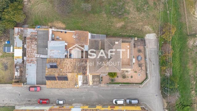 Chalet de 4 habitaciones en Sant Julià de Ramis en venta con garaje - 469.000 € (Ref: 9174089)