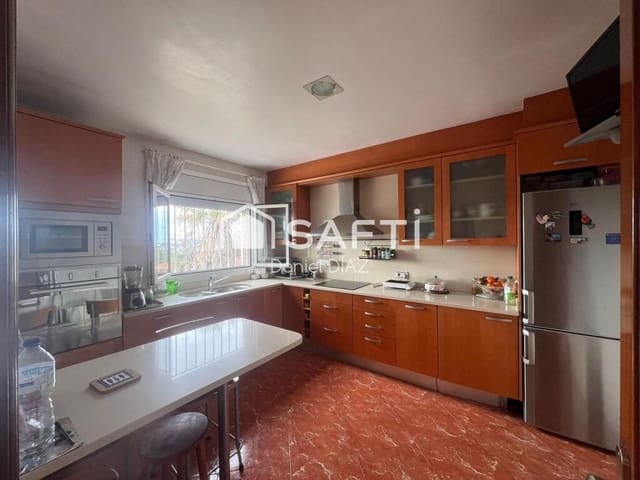 4 bedroom Villa for sale in Urbanitzacions del Nord, Lloret de Mar with pool garage - € 440,000 (Ref: 9174119)