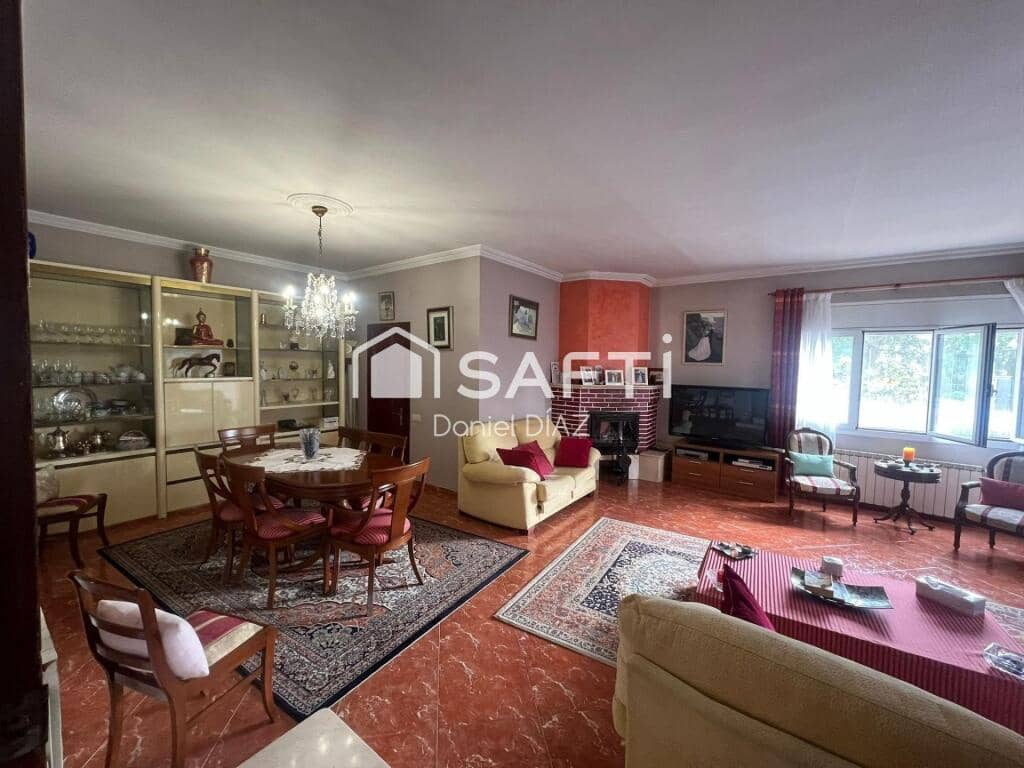 4 soveværelse Villa til salg i Lloret de Mar med swimmingpool garage - € 440.000 (Ref: 9174119)