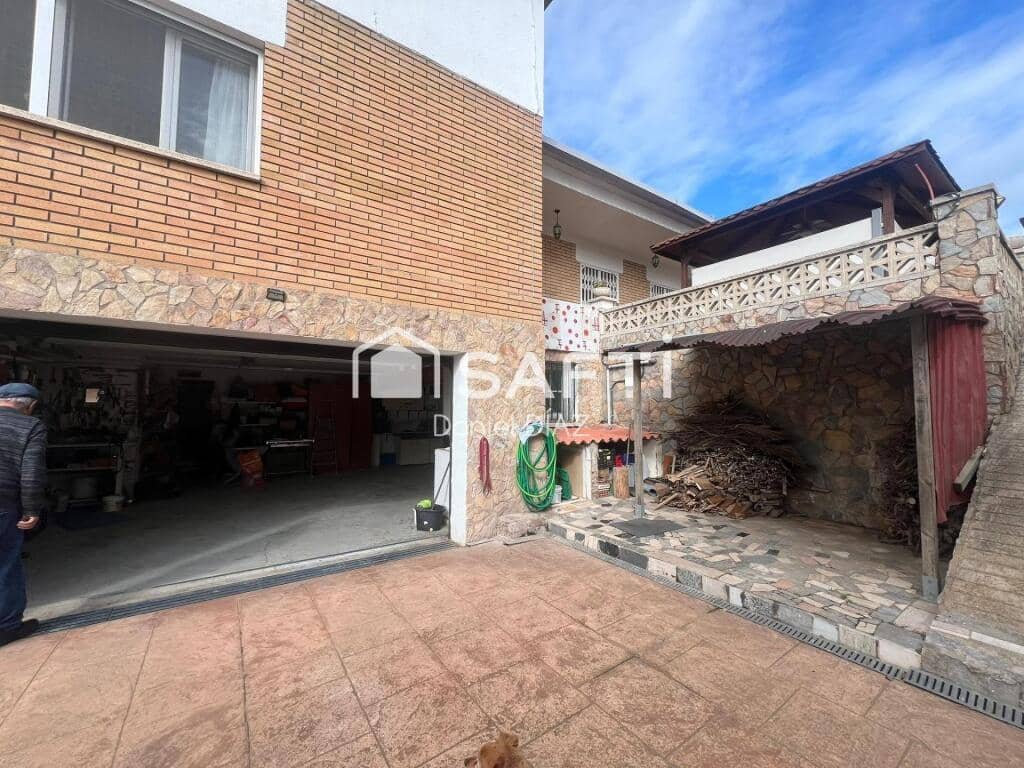 4 soveværelse Villa til salg i Lloret de Mar med swimmingpool garage - € 440.000 (Ref: 9174119)