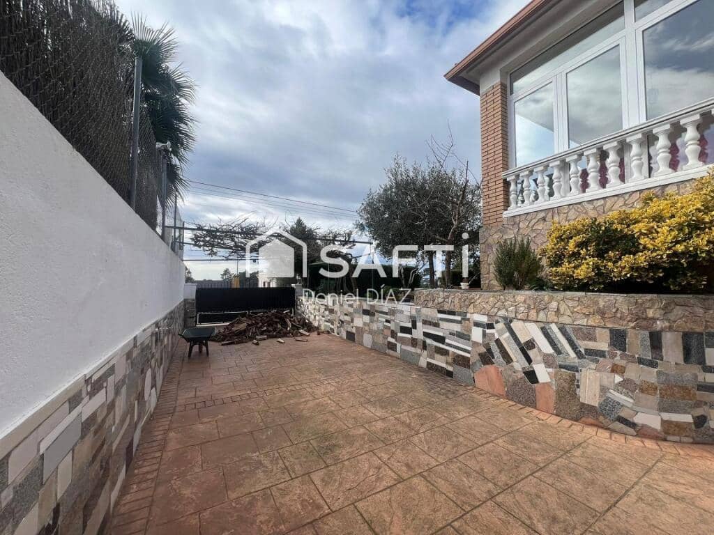 4 soveværelse Villa til salg i Lloret de Mar med swimmingpool garage - € 440.000 (Ref: 9174119)