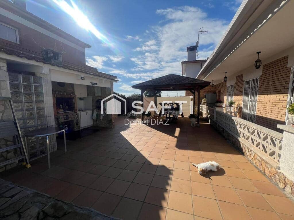 4 soveværelse Villa til salg i Lloret de Mar med swimmingpool garage - € 440.000 (Ref: 9174119)