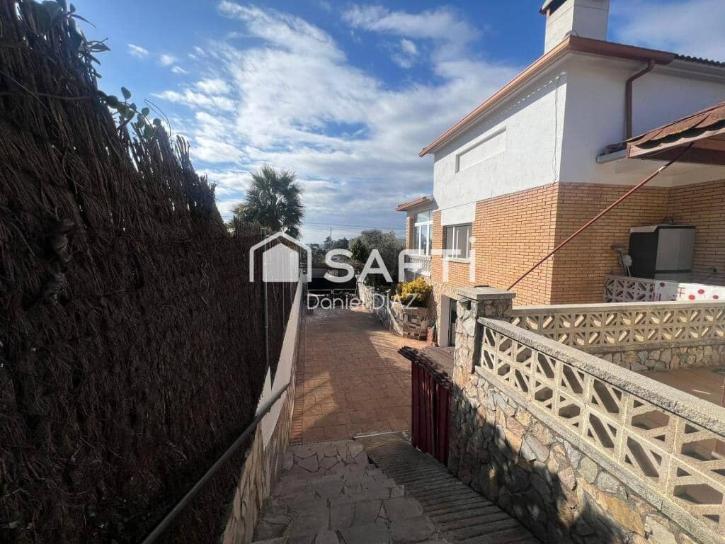 4 soveværelse Villa til salg i Lloret de Mar med swimmingpool garage - € 440.000 (Ref: 9174119)