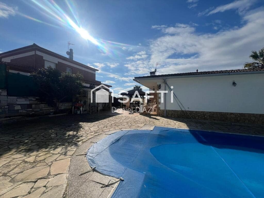 4 soveværelse Villa til salg i Lloret de Mar med swimmingpool garage - € 440.000 (Ref: 9174119)
