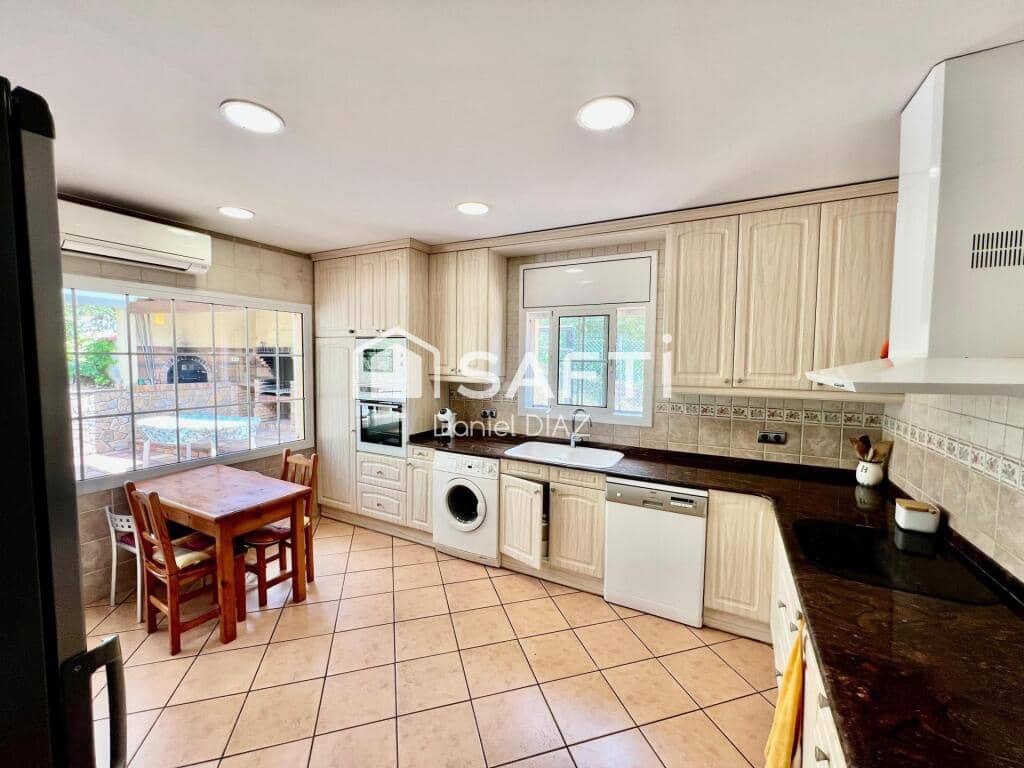 6 soveværelse Finca/Landehus til salg i Macanet de la Selva med swimmingpool garage - € 360.000 (Ref: 9174123)