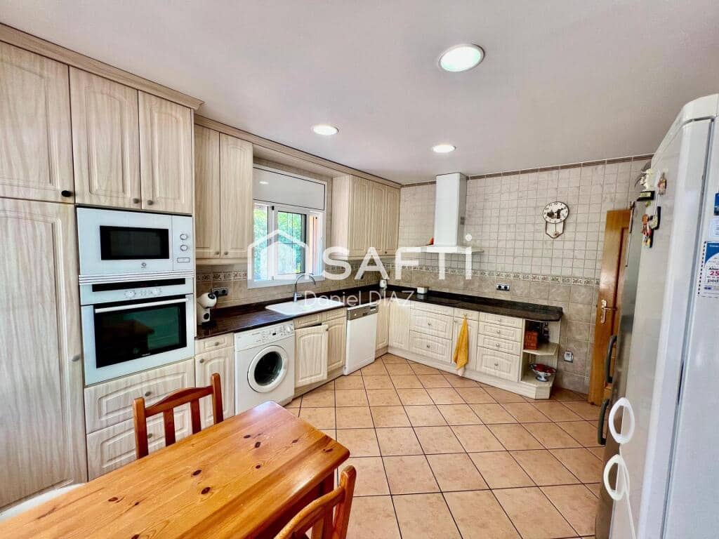 6 soveværelse Finca/Landehus til salg i Macanet de la Selva med swimmingpool garage - € 360.000 (Ref: 9174123)